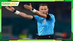 Luật phép lợi thế trong bóng đá là gì?